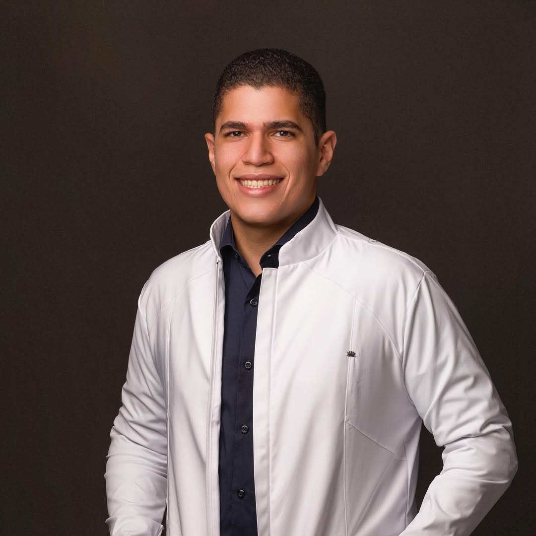Médico geriatra em consulta humanizada com paciente idosa
